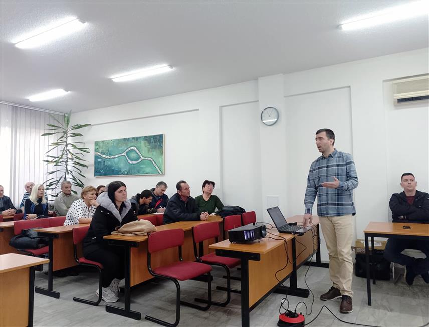 НОВИ ГРАД, 28. ЈАНУАРА /СРНА/ - Пољопривредна задруга "Агровип" са сједиштем у Челинцу наставља са уговореном производњом краставаца корнишона, а данас је у Новом Граду одржан први састанак са кооперантима.	