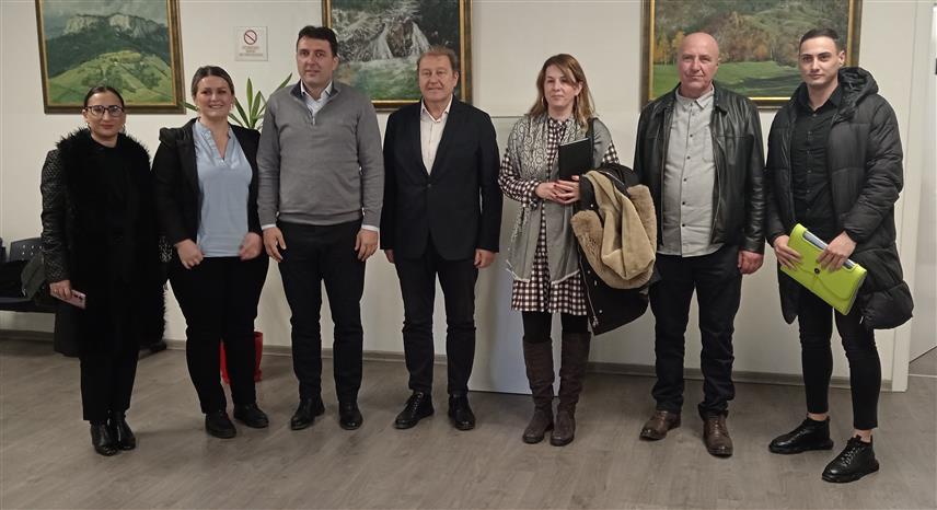 СОКОЛАЦ, 28. ЈАНУАРА /СРНА/ - Романијска кућа на Сокоцу, репрезентативни објекат за развој пољопривреде, рурални развој и промоцију здравих пољопривредних производа, требала би да буде отворена најдаље до јула, поручио је координатор пројекта италијанске кооперације у БиХ Младен Tодоровић који се састао са начелником општине Страхињом Башевићем и сарадницима.