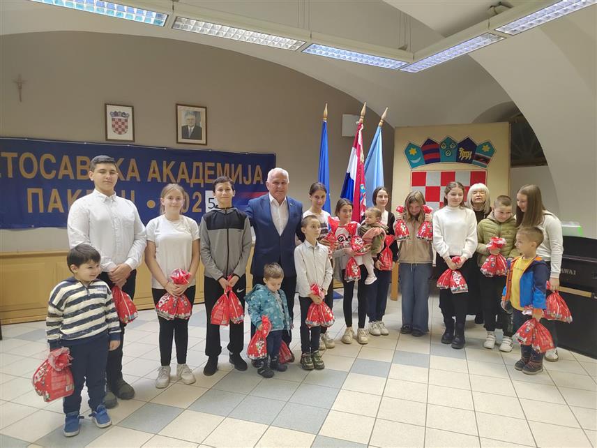 ШАМАЦ, 28. ЈАНУАРА /СРНА/ - Предсједник Одбора за помоћ Србима на Косову и Метохији Милорад Арлов вечерас је у Пакрацу у западној Славонији у Хрватској на Светосавској академији подијелио 100 светосавских пакетића српској дјеци.