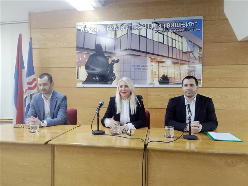 БИЈЕЉИНА, 28. ЈАНУАРА /СРНА/ - Превенција карцином грлића материце била је тема предавања које је Дом здравља Бијељина вечерас организовао у градској библиотеци с циљем оснаживања борбе против ове болести која је други најчешћи карцином код жена и најчешћи гинеколошки карцином на овим просторима.