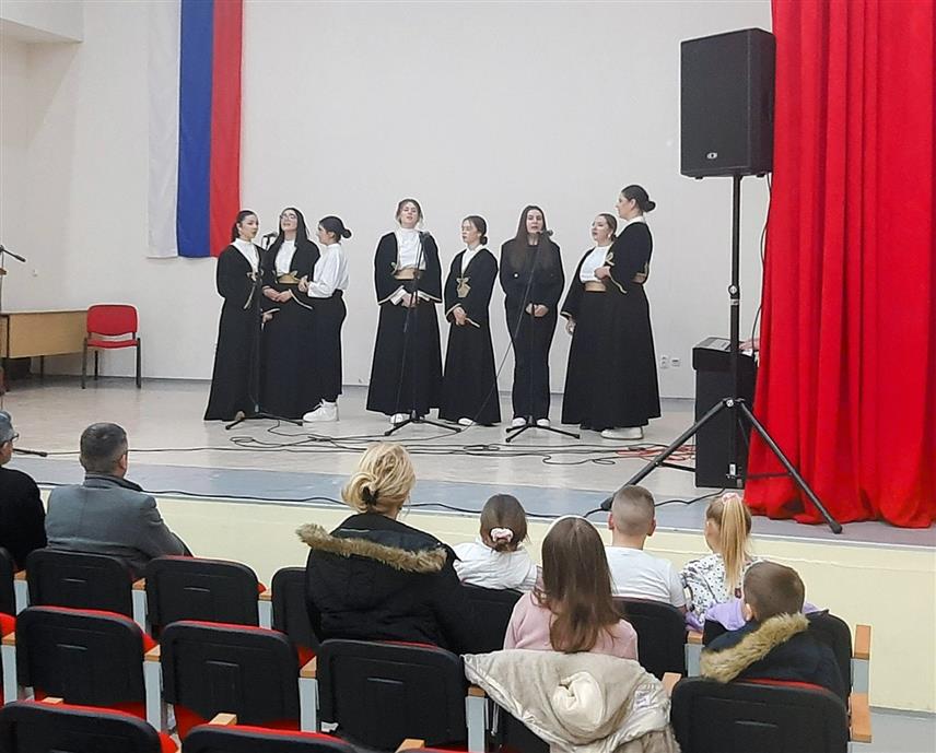 КОТОР ВАРОШ, 28. ЈАНУАРА /СРНА/ - Светосавска академија одржана синоћ у Котор Варошу. Светосавску академију организовало је Српског просвјетно и културно друштво "Просвјета", а у програму су наступили чланови музичке секције Основне школе "Свети Сава", ансамбл "Жубор" и Драмска секција СПКД "Просвјета". 