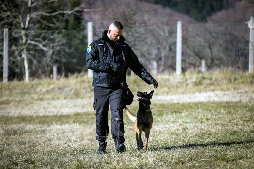 САРАЈЕВО, 29. ЈАНУАРА /СРНА/ - Службени пас Граничне полиције БиХ у Јединици Аеродром Сарајево који је обучен за откривање наркотика, заједно са својим водичем Дејаном Шкрбом, освојио је прво мјесто у дисциплини вјежбе послушности на такмичењу на којем је учествовало 15 полицијских агенција у БиХ.	


