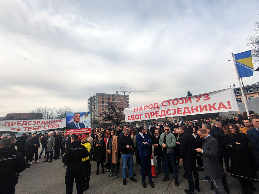 САРАЈЕВО, 29. ЈАНУАРА /СРНА/ - Испред Суда БиХ у Сарајеву окупио се велики број грађана и званичника из Републике Српске како би још једном пружили чврсту подршку предсједнику Републике Српске Милораду Додику и вршиоцу дужности директора "Службеног гласника Републике Српске" Милошу Лукићу.