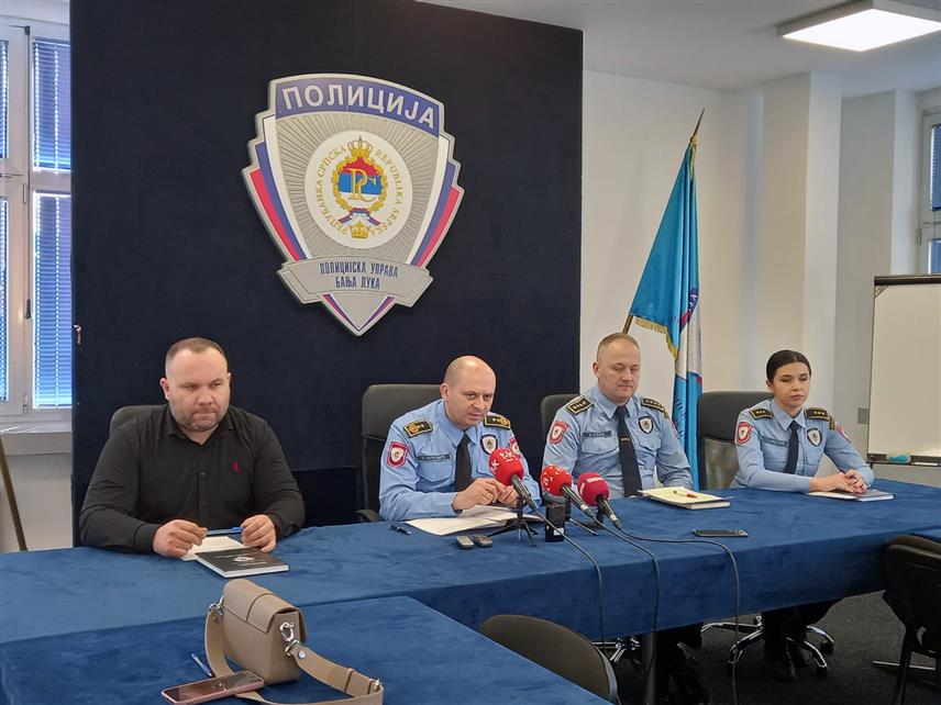 БАЊАЛУКА, 29. ЈАНУАРА /СРНА/ - Начелних Полицијске управе Бањалука Ђурица Вукелић, начелник Сектора криминалистичке полиције Славиша Којић и инспектор Сектора полиције Мирослав Ђукић на конференцији за новинаре данас у Бањалуци.	