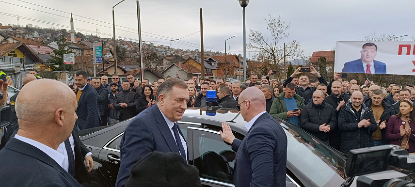 САРАЈЕВО, 29. ЈАНУАРА /СРНА/ - Предсједник Републике Српске Милорад Додик стигао је у Суд БиХ у Сарајеву, гдје је заказан претрес против њега и вршиоца дужности "Службеног гласника" Милоша Лукића због "непоштовања одлука Кристијана Шмита".
