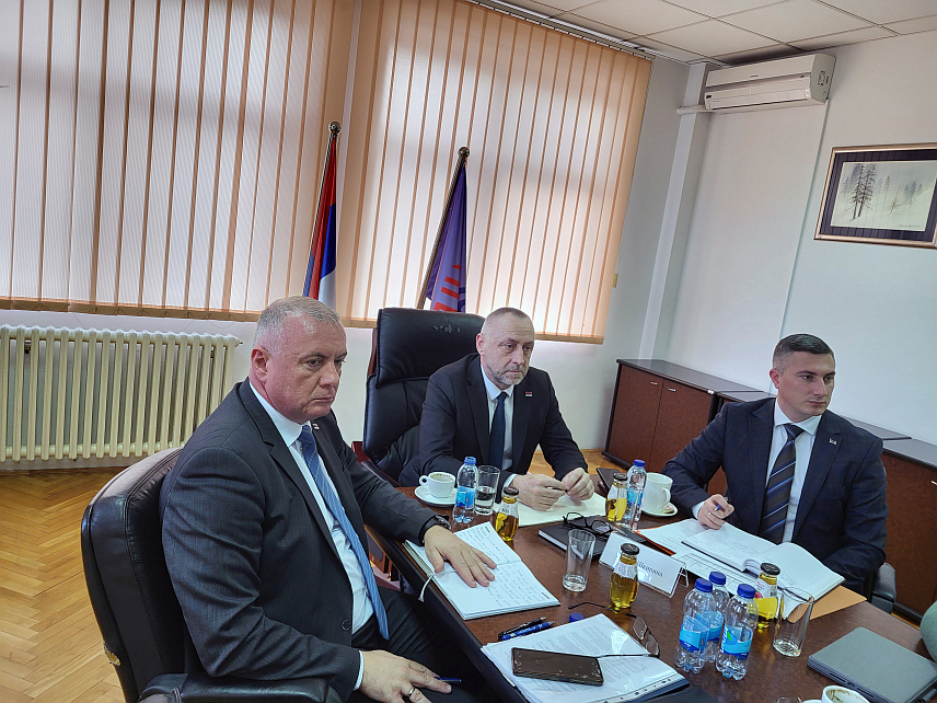 ПАЛЕ, 29. ЈАНУАРА /СРНА/ - Министар рада и борачко-инвалидске заштите Републике Српске Данијел Егић састао се данас на Палама са вршиоцем дужности директора Завода за запошљавање Српске Дамјаном Шкипином. Састанку су присуствовали помоћници директора Завода за запошљавање и шефови филијала.	