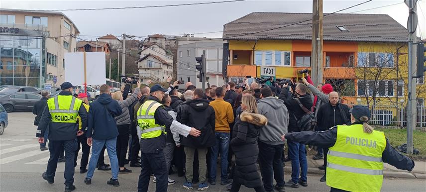 САРАЈЕВО, 29. ЈАНУАРА /СРНА/ - Припадници полиције Кантона Сарајево у цивилу покушали су посланика у Народној скупштини Републике Српске Данијела Јошића да одведу из масе, али их је у томе спријечио велики број окупљених грађана који су пред Суд дошли да пруже подршку предсједнику Републике Српске Милораду Додику и вршиоцу дужности директора "Службеног гласника" Српске Милошу Лукићу.	