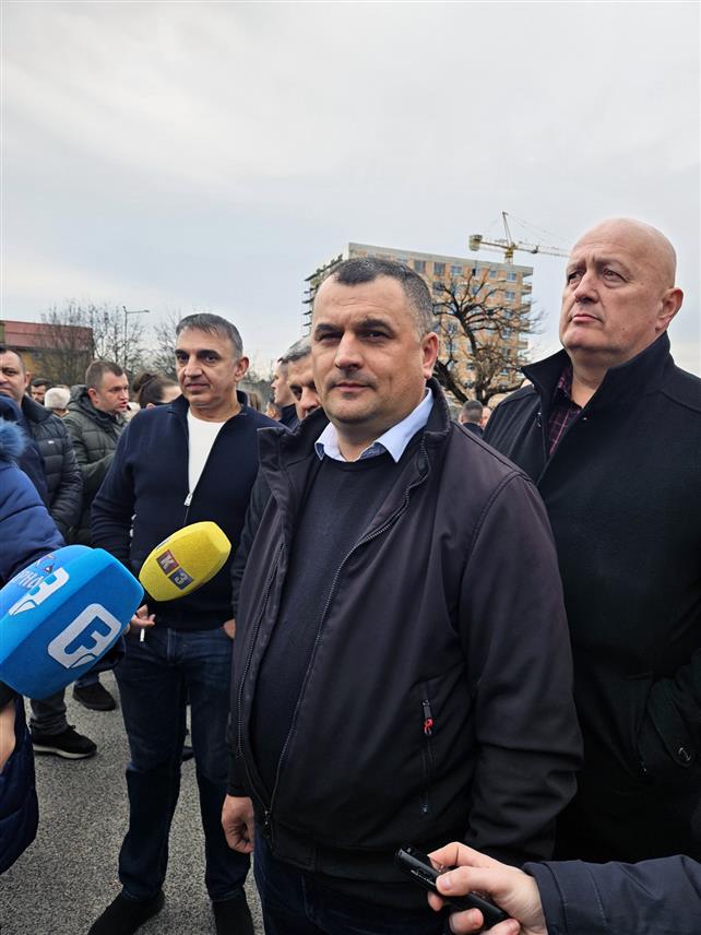 САРАЈЕВО, 29. ЈАНУАРА /СРНА/ - Посланик у Народној скупштини Републике Српске Данијел Јошић у обраћању новинарима данас у Сарајеву испред зграде Суда БиХ.	