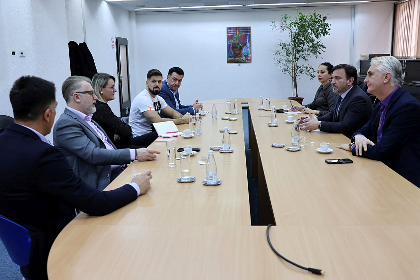 САРАЈЕВО, 29. ЈАНУАРА /СРНА/ - Федерални министар трговине Амир Хасичевић разговарао је данас у Сарајеву са представницима тржних центара и угоститељима који послују у оквиру центара о спровођењу Закона у унутрашњој трговини.