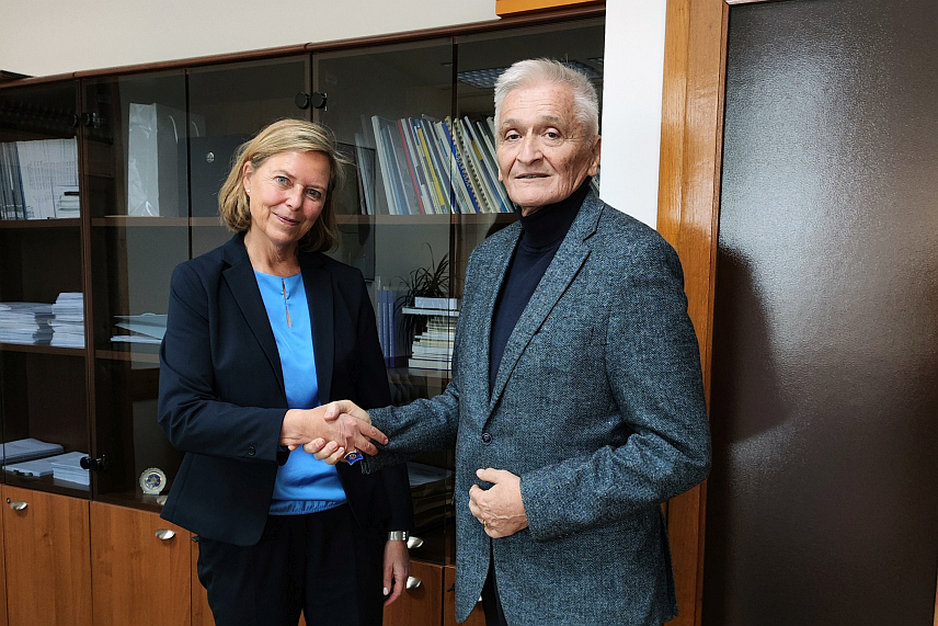 САРАЈЕВО, 29. ЈАНУАРА /СРНА/ - Замјеници предсједавајућег Дома народа Парламентарне скупштине БиХ Никола Шпирић и Кемал Адемовић данас су у одвојеним сусретима разговарали са новоименованим амбасадором Норвешке у БиХ Катрин Биринг, при чему је истакнуто да је Норвешка као велики донатор пружала подршку БиХ – од хуманитарне, подршке за обнову и реконструкцију, до развојне.