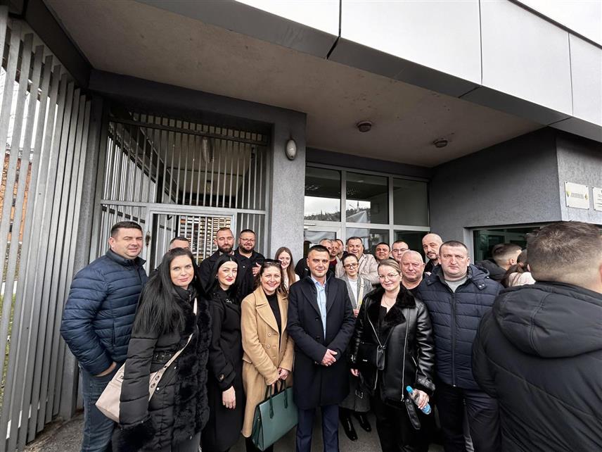 САРАЈЕВО, 29. ЈАНУАРА /СРНА/ - Начелник општине Козарска Дубица Игор Савковић изјавио је данас у Сарајеву да сви грађани Републике Српске јединствено треба да подрже легитимно изабраног предсједника Српске Милорада Додика и вршиоца дужности директора "Службеног гласника" против којих се у Суду БиХ води парадоксалан процес.