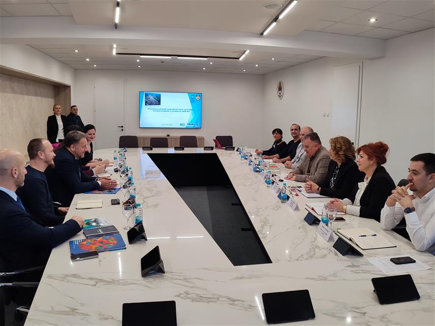 ГРАДИШКА, 29. ЈАНУАРА /СРНА/ - Градишка има припремљене пројекте вриједности око 165 милиона КМ, за које тражи подршку међународних донатора, поручили су са данашњег састанка градоначелник Зоран Аџић и новоименовани резидентни представник Развојног програма УН /УНДП/ у БиХ Рено Мејер.