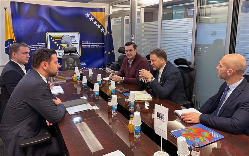 БАЊАЛУКА, 29. ЈАНУАРА /СРНА/ - Резидентни представник Развојног програма Уједињених нација /УНДП/ у БиН Ренауд Меyер, и замјеник Виктор Мунтеану, посјетили су данас Агенцију за идентификационе документе, евиденцију и размјену података /ИДДЕЕА/ БиХ, гдје су се састали с директором Агенције, Алмиром Бадњевићем .