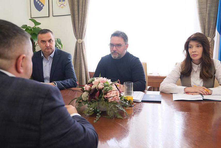 САРАЈЕВО, 29. ЈАНУАРА /СРНА/ - Министар спољне трговине и економских односа у Савјету министара Сташа Кошарац данас је у Сарајеву са градоначелником Лакташа Мирославом Бојићем разговарао о покретању процеса успостављања слободне зоне у Лакташима, узимајући у обзир географске, логистичке и привредне потенцијале овог града.