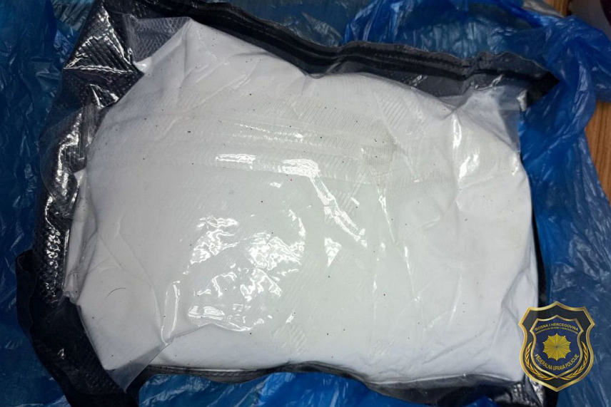 САРАЈЕВО, 29. ЈАНУАРА /СРНА/ - Припадници Федералне управе полиције /ФУП/ ухапсили су лице из Сарајева чији су иницијали А.К, код којег је пронађен килограм опојне дроге амфетамин.