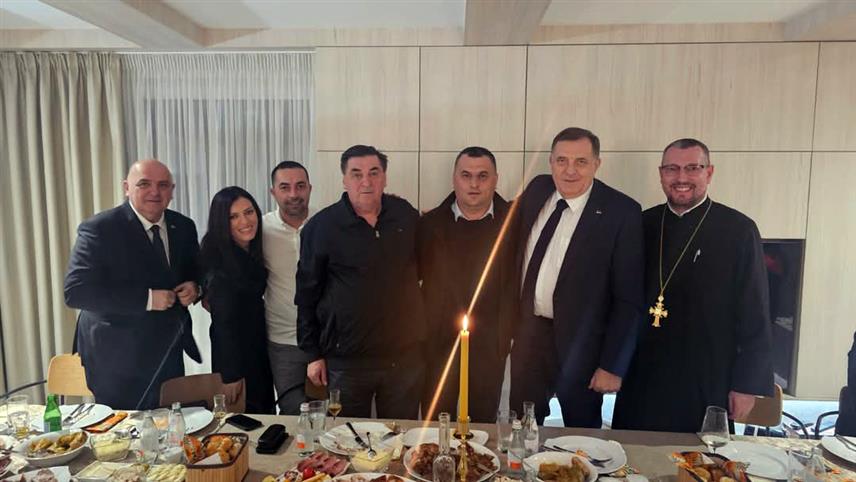 ДОБОЈ, 29. ЈАНУАРА /СРНА/ - Предсједник Републике Српске Милорад Додик пружио је пуну подршку посланику у Народној скупштини Републике Српске Данијелу Јошићу, којег је данас испред Суда БиХ у Сарајеву покушала ухапсити полиција Кантона Сарајево због транспарената и пуштања пјесама.