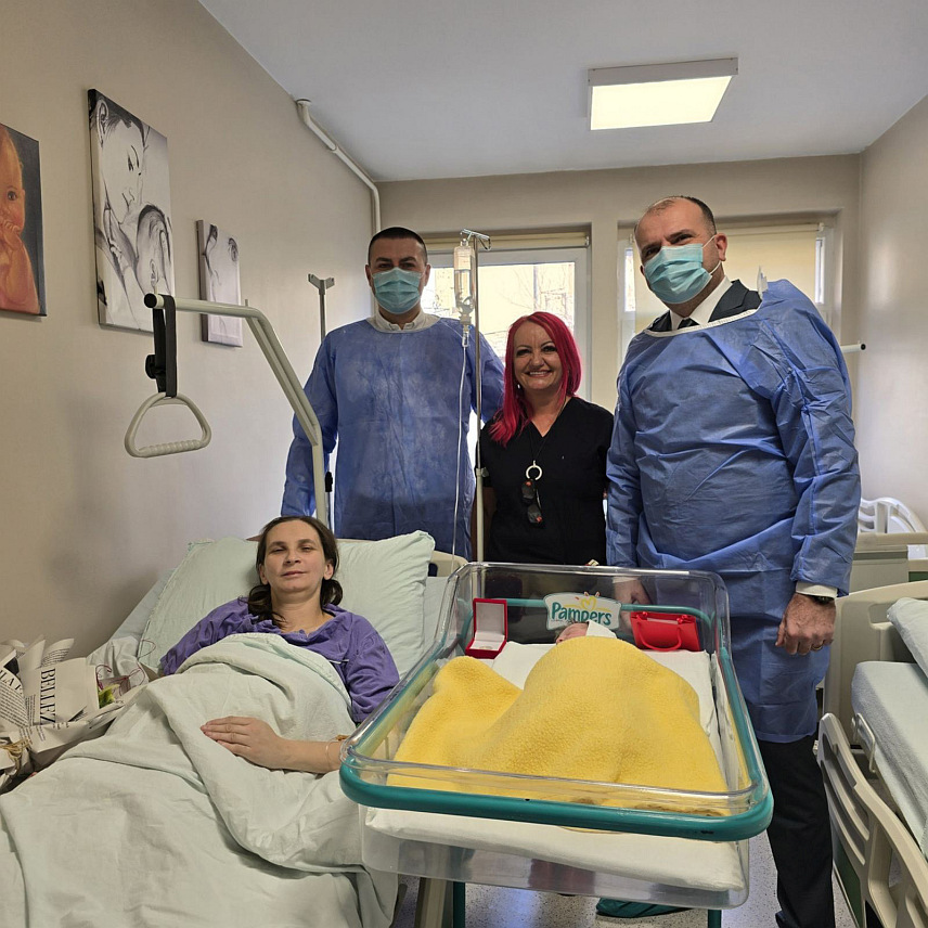 ЗВОРНИК, 2. ЈАНУАРА /СРНА/ - Градоначелник Зворника Бојан Ивановић даривао је данас златницима прве двије бебе рођене у 2025. години у зворничком породилишту.