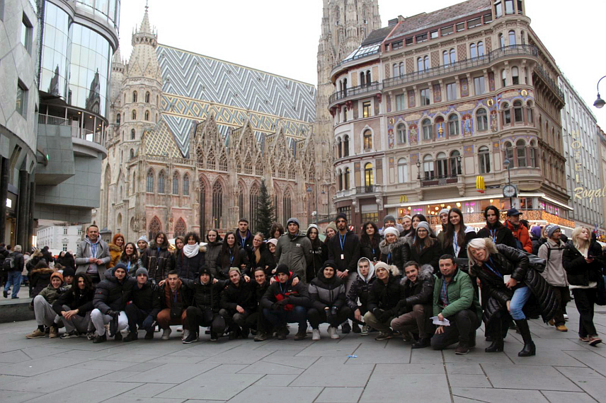 БЕЧ, 2. ЈАНУАРА /СРНА/ - Оно што у Бечу сваки туриста треба да посјети, а што је видјела и група новинара из Требиња приликом посјете овом граду, јесте палата Шенбрун, дворац Белведере, центар града са катедралом, као и широки Ринг булевар, који окружује историјски дио града.