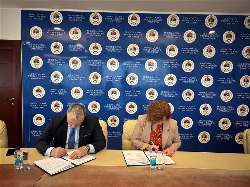 БАЊАЛУКА, 30. ЈАНУАРА /СРНА/ - Министар управе и локалне самоуправе Републике Српске Сенка Јујић и директор Фонда за пензијско и инвалидско осигурање Српске Младен Милић потписали су данас у Бањалуци Споразум о електронској размјени података, чијом ће примјеном бити убрзан и поједностављен поступак остваривања права на пензију.