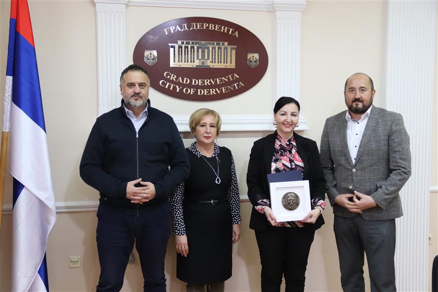 ДЕРВЕНТА, 30. ЈАНУАРА/СРНА/- Градоначелник Дервенте Игор Жунић уприличио је пријем за Душицу Станковић Ђукић, овогодишњег добитника Светосавске награде.