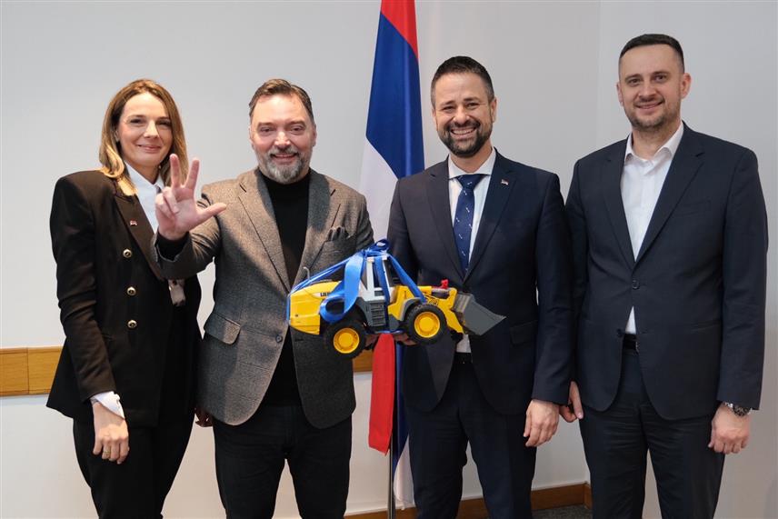 САРАЈЕВО, 30. ЈАНУАРА /СРНА/ - Замјеник предсједавајуће Савјета министара Сташа Кошарац, министар финансија у Савјету министара Срђан Амиџић, те замјеници министара комуникација и транспорта Огњен Јањић и цивилних послова Маријана Мојић објавили су фотографију на друштвеним мрежама са играчком багер као симболичним поклоном за министра иностраних послова Елмедина Конаковића.	