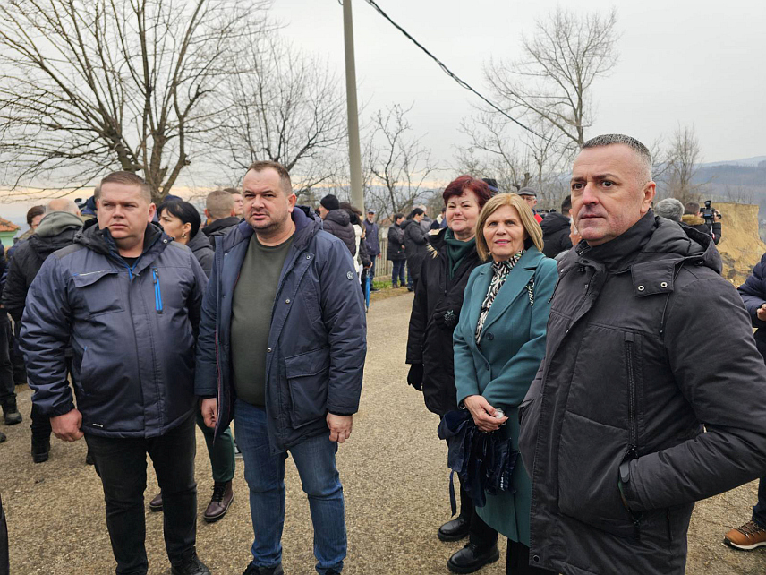 УГЉЕВИК, 30. ЈАНУАРА /СРНА/ - Мјештани Старог Угљевика и Мезграје Гај који су се данас окупили због проблема које узрокују радови рудника у њиховом мјесту.