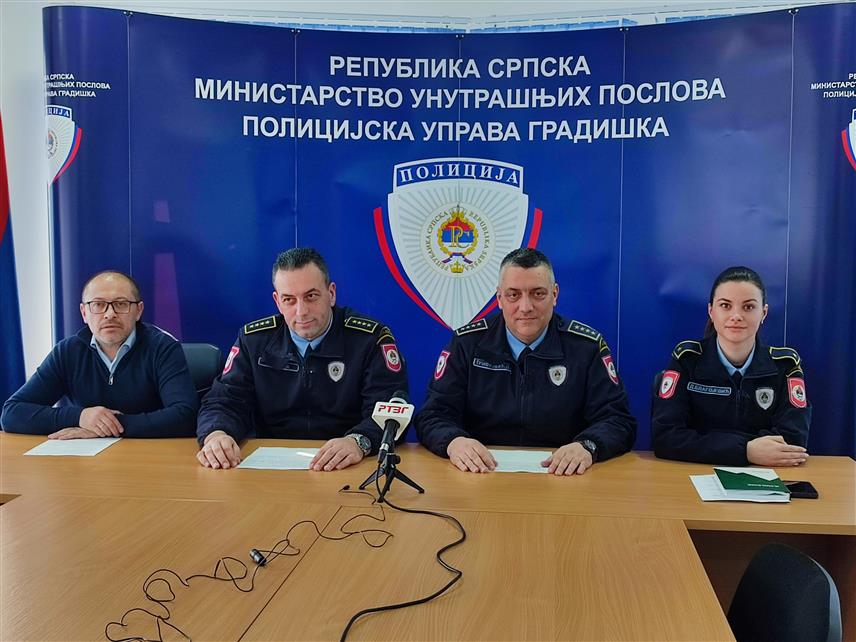 ГРАДИШКА, 30. ЈАНУАРА /СРНА/ - Замјеник начелника Полицијске управе Градишка Тихомир Ракита са сарадницима на конференцији за новинаре.