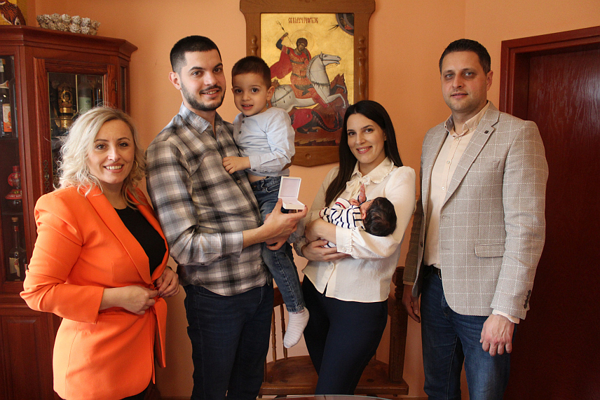 ЧЕЛИНАЦ, 30. ЈАНУАРА /СРНА/ - Начелник општине Челинац Владо Глигорић даривао је данас дукатом и другим поклонима прворођену бебу у 2025. години са подручја ове општине.