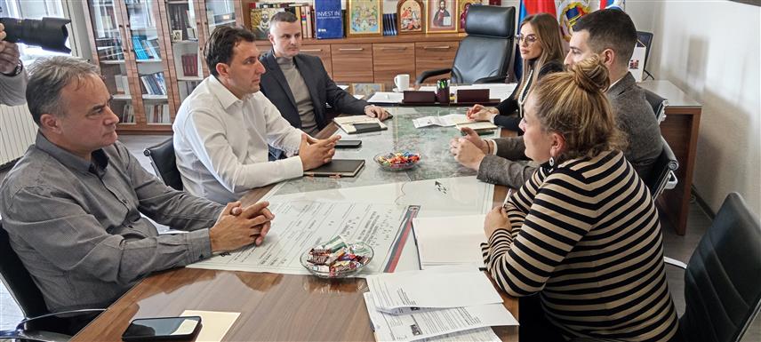 СОКОЛАЦ, 30. ЈАНУАРА /СРНА/ - Начелник општине Соколац Страхиња Башевић разговарао је данас са директором Агенције за унапређење страних инвестиција /Фипа/ БиХ Марком Кубатлијом о пројектима које ова локална заједница може да понуди страним инвеститорима.
