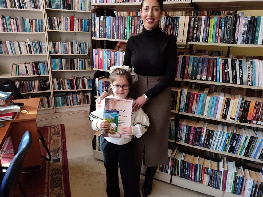 СРЕБРЕНИЦА, 31. ЈАНУАРА /СРНА/ - Директор Народне библиотеке Сребренице Јована Ракић уручила је захвалнце и награде најактивнијим читаоцима у прошлој години, међу којима је ученица Софија Ристановић која је прочитала 180 књига.