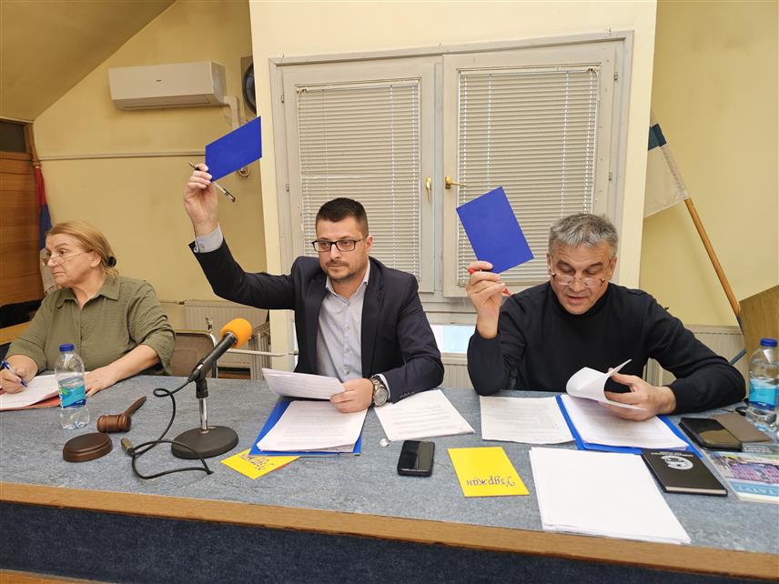 УГЉЕВИК, 31. ЈАНУАРА /СРНА/ - Одборници Скупштине општине Угљевик усвојили су данас буџет за ову годину у износу од 18.950.000 КМ.