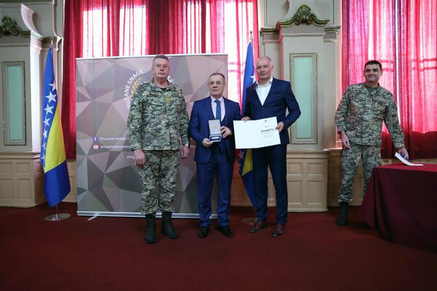 САРАЈЕВО, 31. ЈАНУАРА /СРНА/ - У Дому Оружаних снага БиХ одржана је церемонија на којој су бригадири на генералским позицијама у Оружаним снагама унапријеђени у чин бригадног генерала, а додијељена је и Златна плакета Министарства одбране у Савјету министара парламентарном војном повјеренику БиХ.	