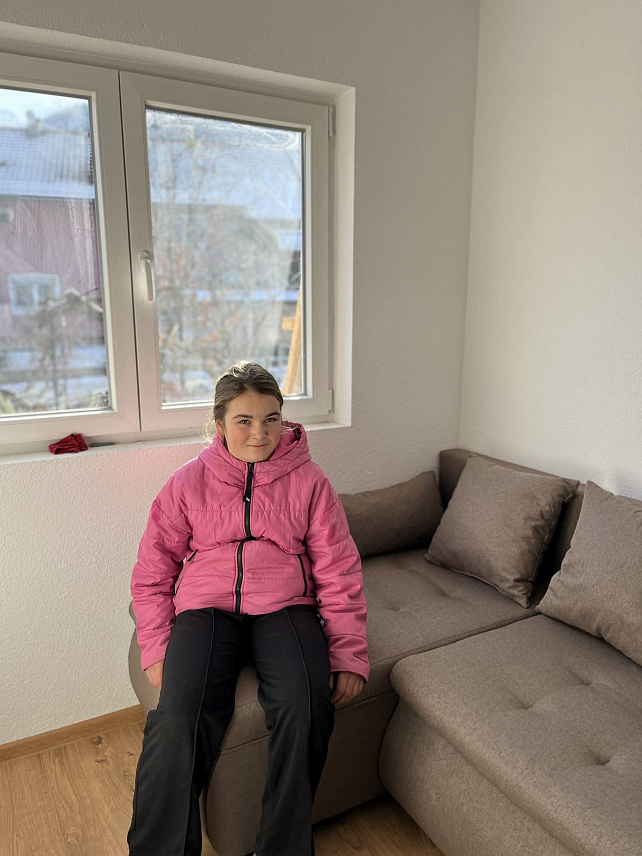 БИЈЕЉИНА, 31. ЈАНУАРА /СРНА/ - Добротворна организација Епархије зворничко-тузланске "Тројеручица" је у сарадњи са управом храма у Каракају и уз добру вољу многих људи обезбиједила адаптацију куће дванаестогодишње Марије Маркановић у Каракају која је са болесном мајком и баком живјела у неусловном објекту који је прокишњавао.