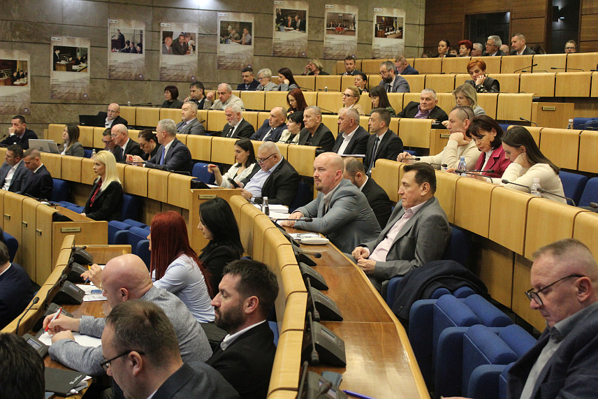 САРАЈЕВО, 31. ЈАНУАРА /СРНА/ - Делегати Дома народа Парламента Федерације БиХ /ФБиХ/ усвојили су на данашњој ванредној сједници буџет овог ентитета за 2025. годину у износу од 8,25 милијарди КМ што је увећање за 773 милиона км у односу на прошлогодишњи.