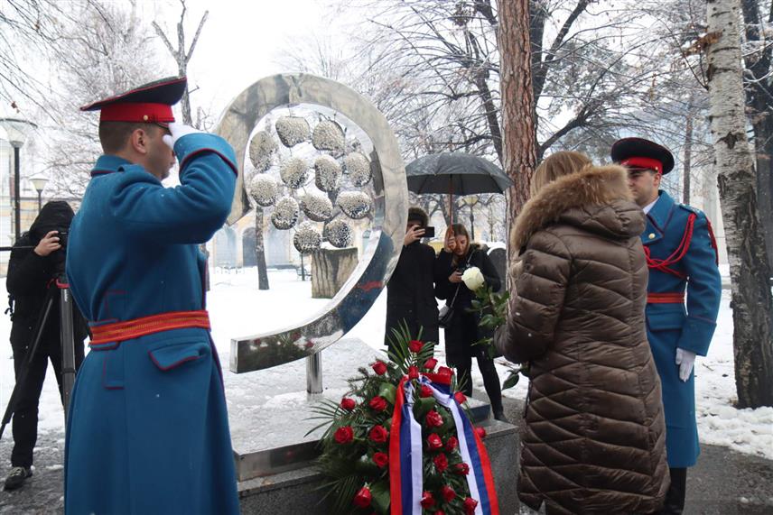 БАЊАЛУКА, 3. ЈАНУАРА /СРНА/ - На Споменик "12 беба" у Бањалуци положени су вијенац и цвијеће поводом обиљежавања Дана Републике. Вијенац и цвијеће положили су изасланик предсједника Републике Српске Марко Ромић, секретар Удружења "12 беба" Жељка Тубић, те представници Министарства рада и борачко-инвалидске заштите Српске. /фото - Борислав Здриња/	