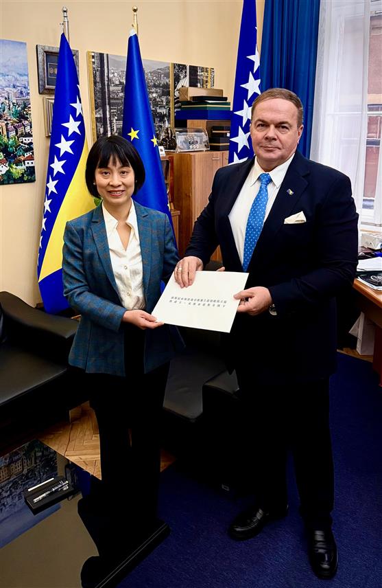САРАЈЕВО, 3. ЈАНУАРА /СРНА/ - Новоименовани амбасадор Кине у БиХ Ли Фан предала је данас у Сарајеву копије акредитивних писама у Министарство иностраних послова у Савјету министара.	