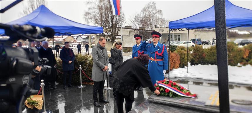 МОДРИЧА, 3. ЈАНУАРА /СРНА/ - Делегација Републике Српске данас је у Модричи поводом обиљежавања Дана Републике Српске - 9. јануара положила вијенац на спомен-обиљежје бившег предсједника Републике Српске Милана Јелића.