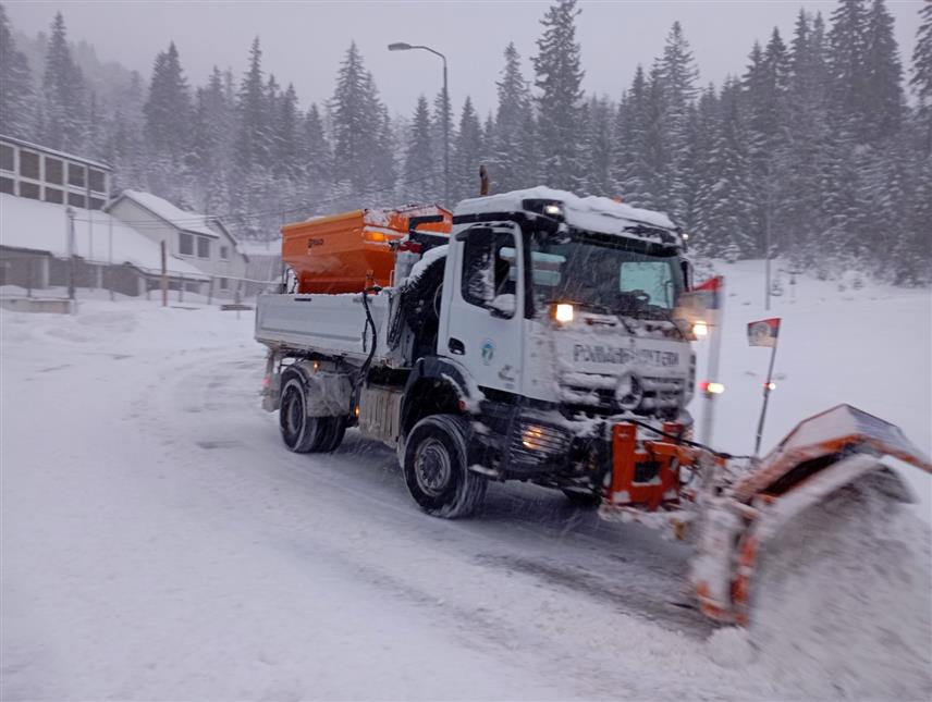 СОКОЛАЦ, 3. ЈАНУАРА /СРНА/ - На магистралним и регионалним путевима Сарајевско-романијске и горњодринске регије саобраћај се одвија успорено због поледице на коловозима настале након кише, која је претходила сњежној мећави.	