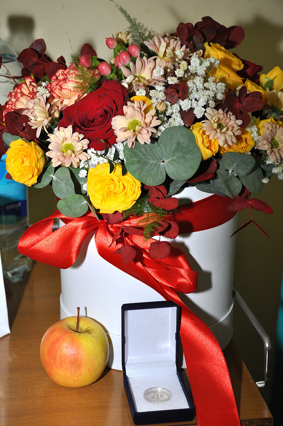 ПРИЈЕДОР, 3. ЈАНУАРА /СРНА/ - Дјевојчица и дјечак прве су бебе рођене у Приједору у овој години које је златницима даривао градоначелник Слободан Јавор.