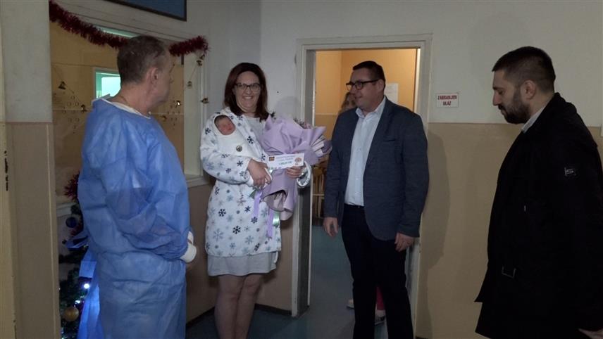 ГРАДИШКА, 3. ЈАНУАРА /СРНА/ - Градоначелник Градишке Зоран Аџић даривао је прворођену бебу у Градишци у 2025. години, дјечака Дариа Вранића, поклон-честитком од 1000 КМ.