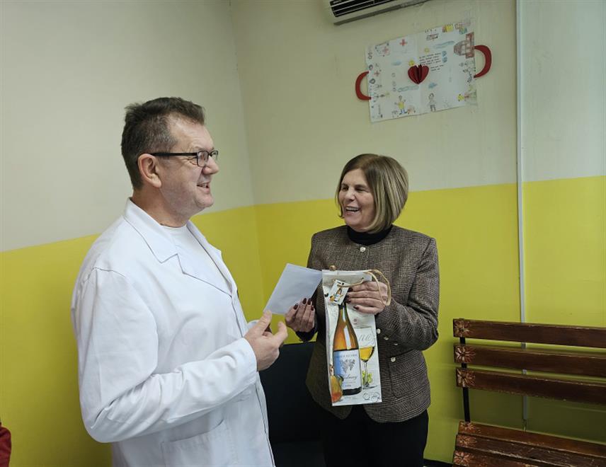 УГЉЕВИК, 3. ЈАНУАРА /СРНА/ - Данашња свечаност у Дому здравља у Угљевику обиљежена је прикладним поклоном, рођендан специјалисте интерне медицине и породичног љекара Душана Илића који је омиљен у подмајевичком крају и који стигне да помогне пацијентима и у најудаљенијим селима.