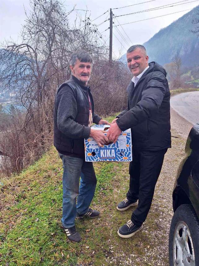 ВИШЕГРАД, 3. ЈАНУАРА /СРНА/ - Центар за социјални рад у Вишеграду, у сарадњи са Општинском управом, обезбиједио је 60 пакета за социјално угрожене грађане поводом божићних празника.