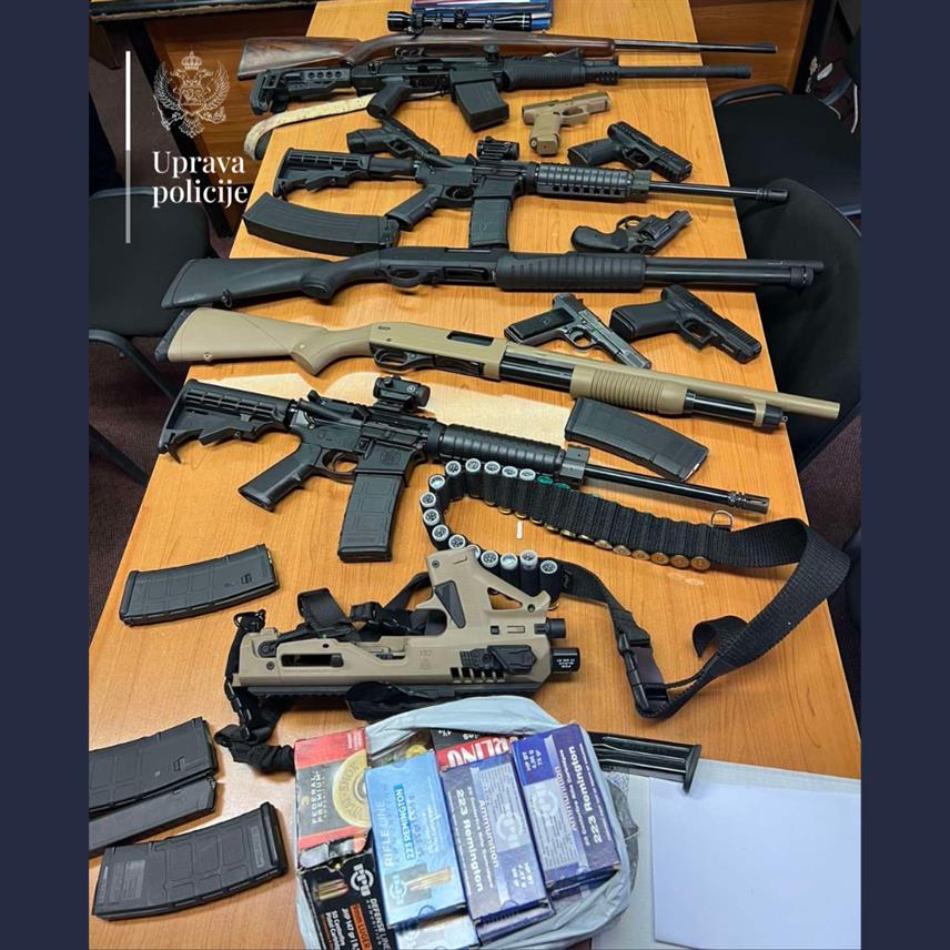 ПОДГОРИЦА, 3. ЈАНУАРА /СРНА/ - Црногорска полиција пронашла је код Беранца С.Х. шест пушака и шест пиштоља, као и 716 комада муниције различите врсте и калибра.