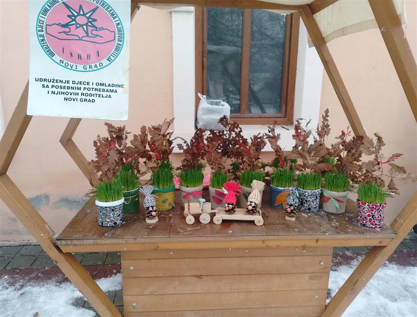 НОВИ ГРАД, 4. ЈАНУАРА /СРНА/ - Чланови Удружења дјеце и омладине са посебним потребама и њихових родитеља "Искра" понудили су и ове године суграђанима божићну пшеницу у главној улици у Новом Граду.