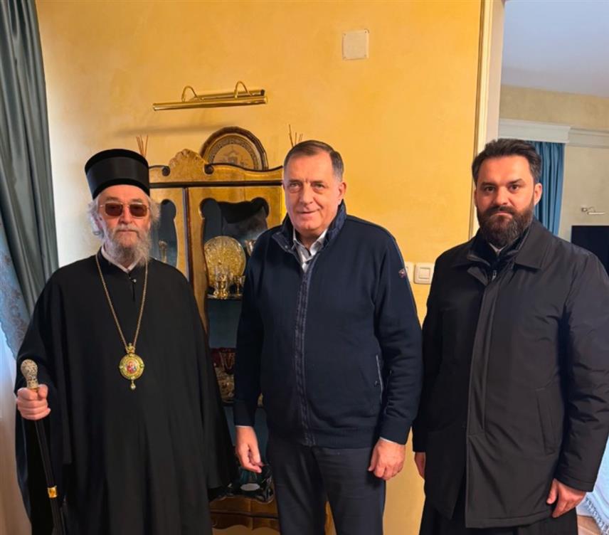 БАЊАЛУКА, 4. ЈАНУАРА /СРНА/ - Његово високопреосвештенство архиепископ и митрополит бањалучки Јефрем посјетио је предсједника Републике Српске Милорада Додика у његовом породичном дому уочи предстојећих празника и најрадоснијег хришћанског празника Божића.
