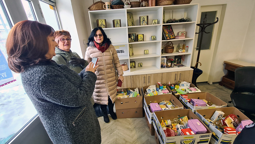 ДОБОЈ, 4. ЈАНУАРА /СРНА/ - Коло српских сестара из Добоја данас је, поводом Божића, организовало подјелу прехрамбено-хигијенских пакета за 10 социјално угрожених суграђана.