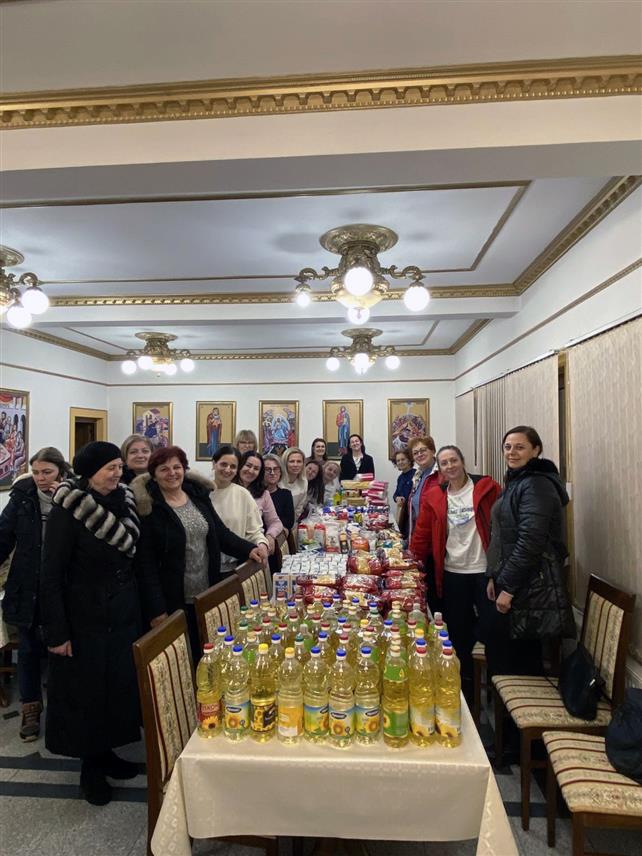 МРКОЊИЋ ГРАД, 4. ЈАНУАРА /СРНА/ - Чланице Кола српских сестара "Рођење Пресвете Богородице" из Мркоњић Града данас су, поводом божићних празника, подијелиле 40 пакета основних животних намирница и средстава за хигијену породицама слабијег материјалног статуса на подручју ове општине.