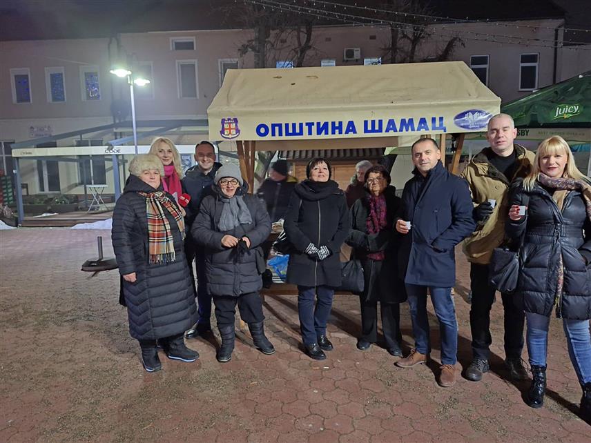 ШАМАЦ, 4. ЈАНУАРА /СРНА/ - На градском тргу у Шамцу вечерас су одржани "Гастро сусрети" током којих су за посјетиоце припремана традиционална посна јела, чиме је завршена вишедневна манифестација "Зимска чаролија на ушћу".
