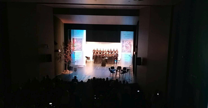 ИСТОЧНО НОВО САРАЈЕВО, 4. ЈАНУАРА /СРНА/ - У Народном позоришту Источно Сарајево вечерас је одржана свечана божићна академија са које је поручено да у ове празничне дане православни вјерници треба да буду окупљени, прије свега, око породице.