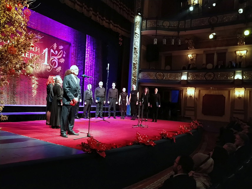 САРАЈЕВО, 4. ЈАНУАРА /СРНА/ - Српско просвјетно и културно друштво /СПКД/ "Просвјета" одржало је вечерас традиционални Божићни концерт у Народном позоришту у Сарајеву, гдје су изведене божићне, духовне и народне пјесме.